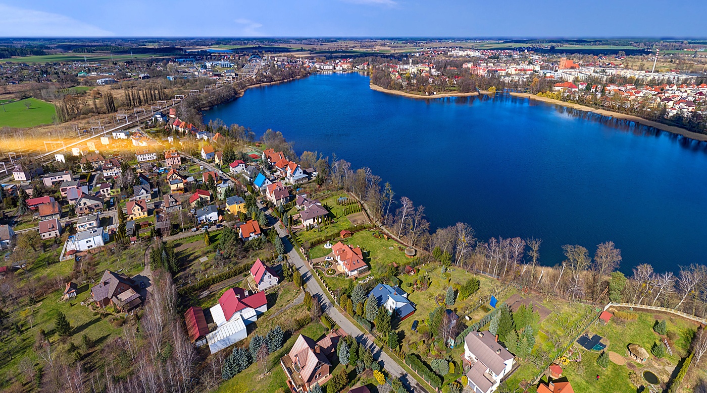 Panorama Choszcna z lotu ptaka o zachodzie słońca